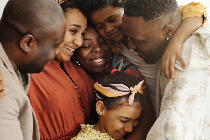 Família feliz abraçada